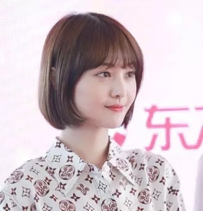 斜刘海短发图 t01c4f7b01adab9dd85.jpg