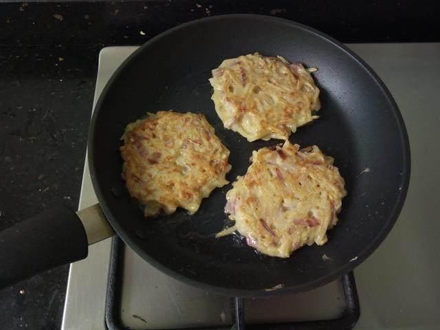 原来做土豆饼一定要加它，太香，不揉面不发面，3分钟出锅，好吃