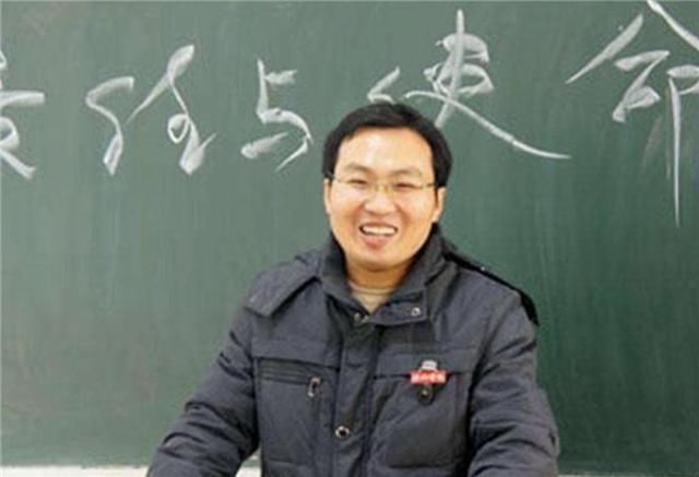 父亲疯癫母亲失踪、12岁撑起家的洪战辉，活成一代人的励志偶像