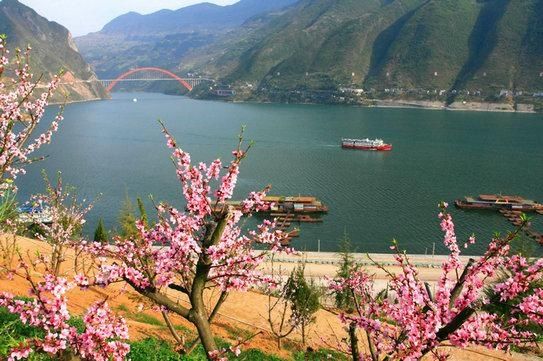 重庆到宜昌长江三峡游船游长江三峡风景壮丽河