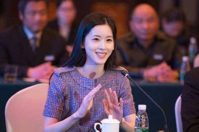 机会来了!跟章泽天一起捐书,京东要为200所乡