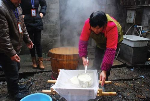 腊酒、麻糍、冻米糖、豆腐、油芰......在桐庐“食光”中闻到年味