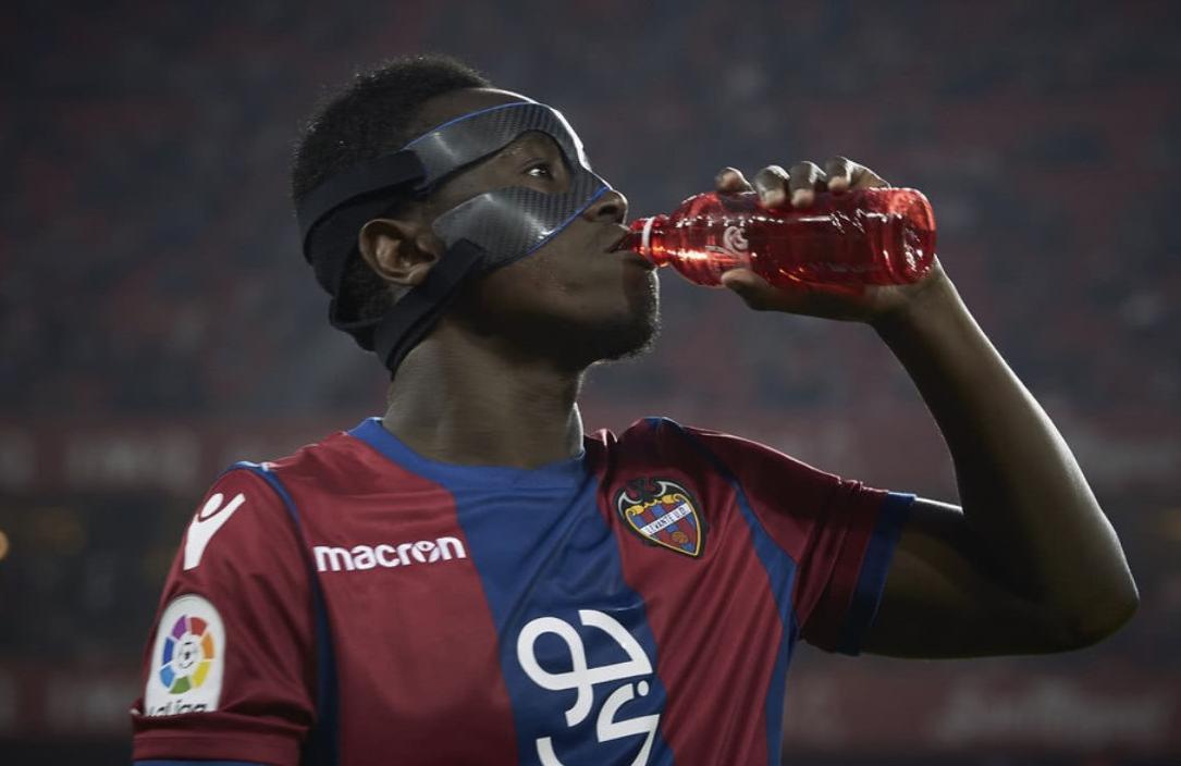 闷声搞大事!曝一方千万欧拿下西甲前锋 大连足