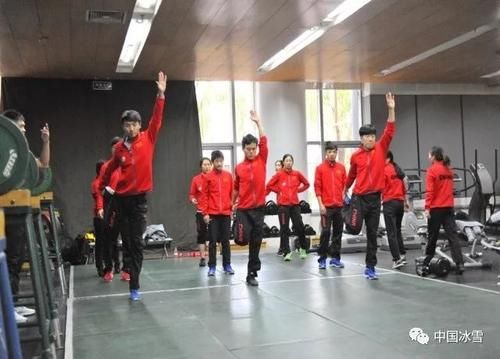 单板滑雪大跳台国家队积极备战沸雪赛事 全力