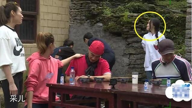 霍思燕见邓伦帮李沁洗手,努嘴示意应采儿,邓伦