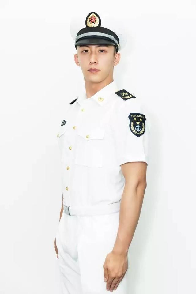 红的军装美男,先被胡歌钟汉良圈粉,最后败给了