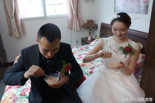 我未婚先孕娘家陪嫁30万，新婚之夜婆婆无意一句话，婚房变空房