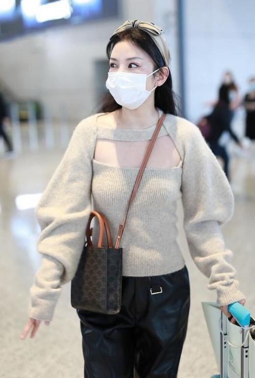 被黄奕美哭了！这么大胆的镂空毛衣都敢穿，性感摩登不失少女感