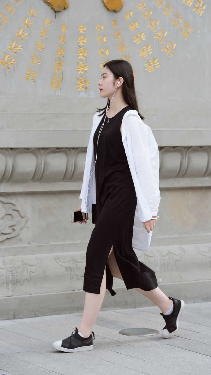 成都街拍,黑色蛋糕裙搭配印图案白T恤,休闲青