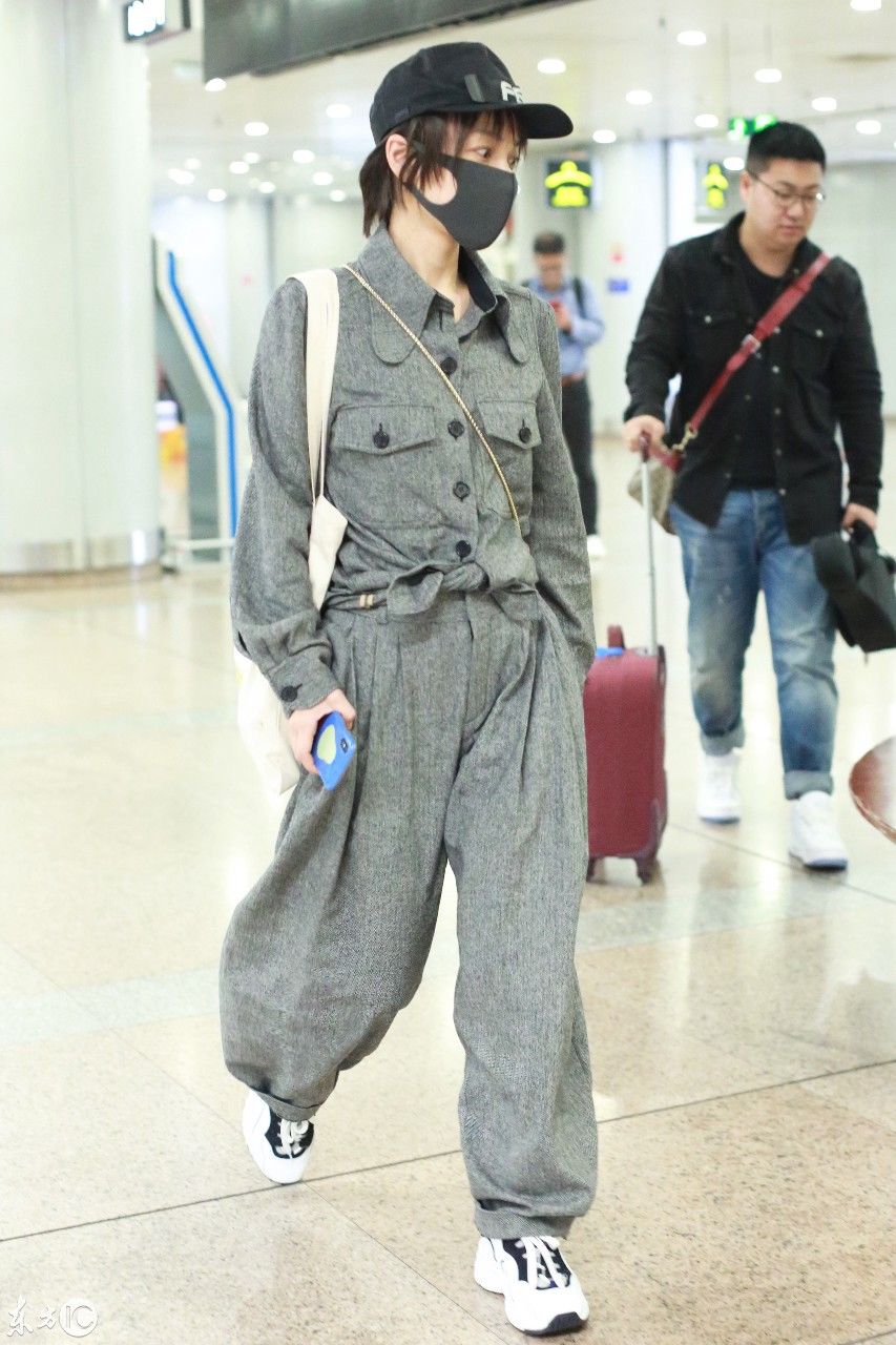 吴昕现身北京机场,穿着高级灰连体服,阔腿裤走