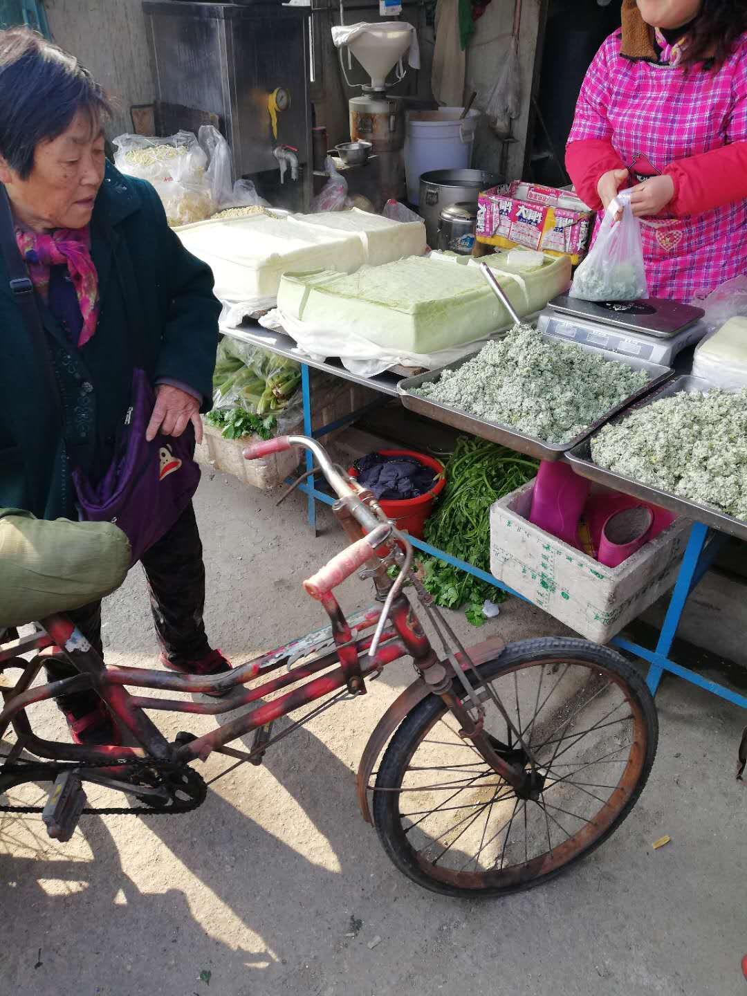 这种美食是农村老太太的最爱，现在被农民卖到城里，一斤卖10块钱