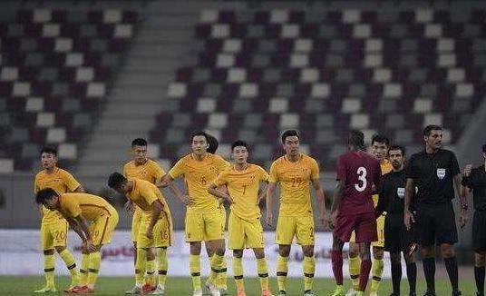 国足上演养生足球,0:1输卡塔尔,网友:身在曹营