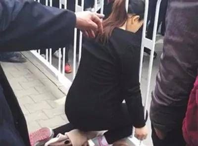 武汉一女子路边摔倒,脖子卡入公交车站旁护栏身亡
