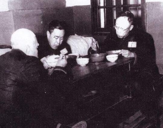 末代皇帝溥仪晚年带妻子去故宫玩,撞见一老人