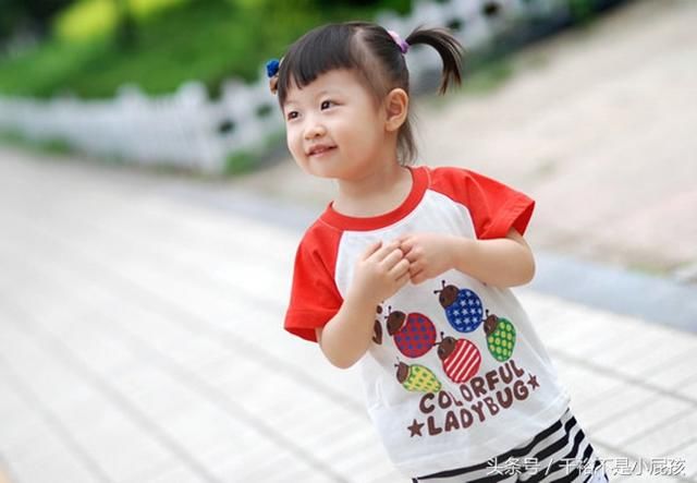 女儿每天洗澡，身上却总是发臭被老师嫌弃，妈妈翻开床单后懵了