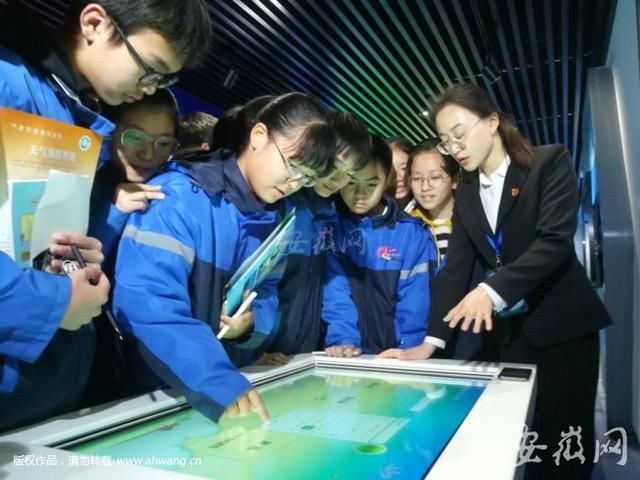 巢湖中小学生参观科普馆 学习气象知识