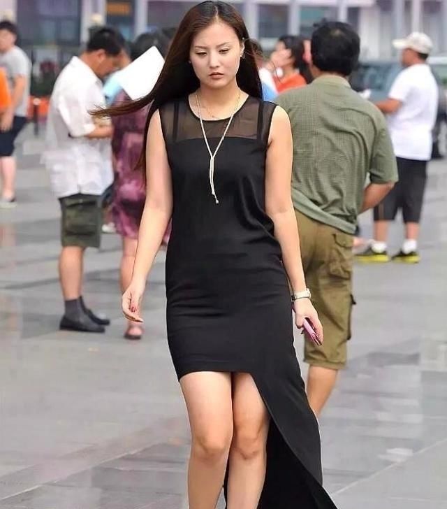 美女街拍,路人穿着美女格子的短裙,一身穿搭风睡觉腿黄白图片