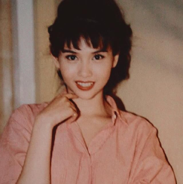 邱淑贞女儿越来越美,晚会造型港味十足,与妈妈如同复制粘贴
