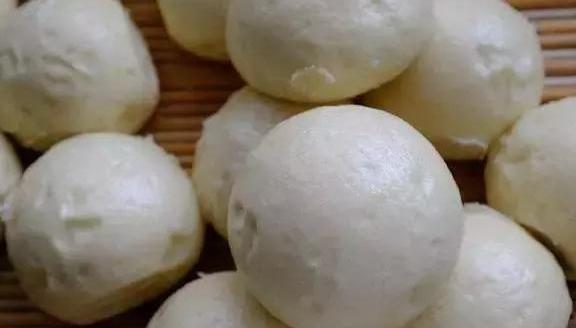 蒸馒头用冷水还是热水?教你一招,蒸出的馒头又