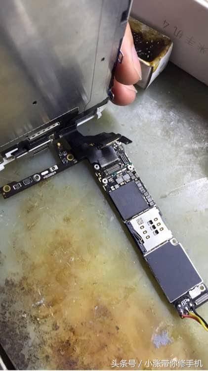 Phone6P手机出现阴阳屏的问题,高超的飞线技