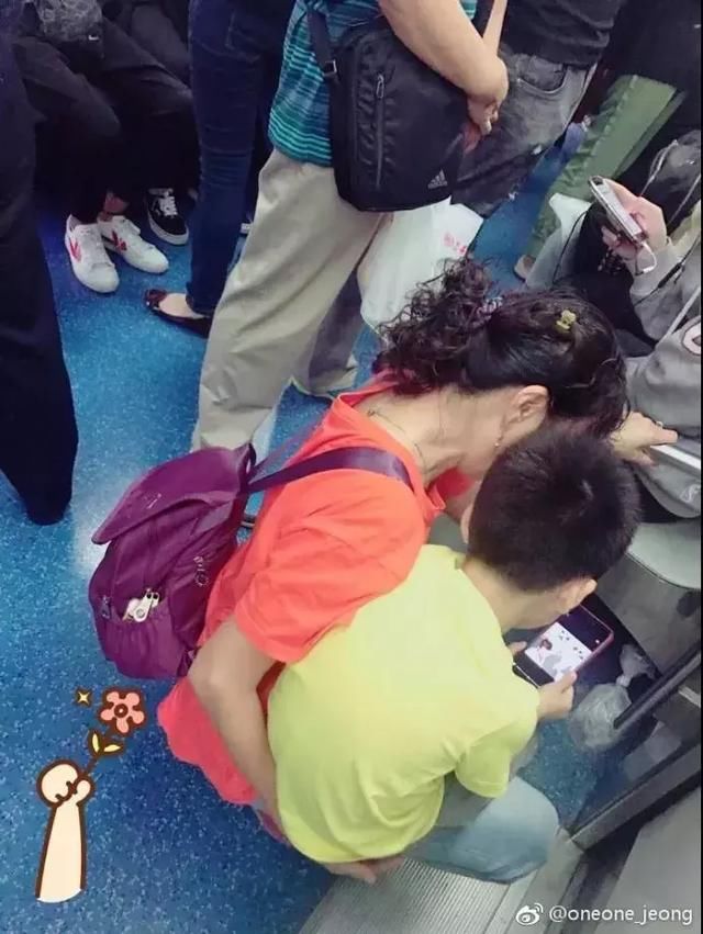 我跪着,是因为穿着裙子不好蹲 你出门有教养的样子,真美!