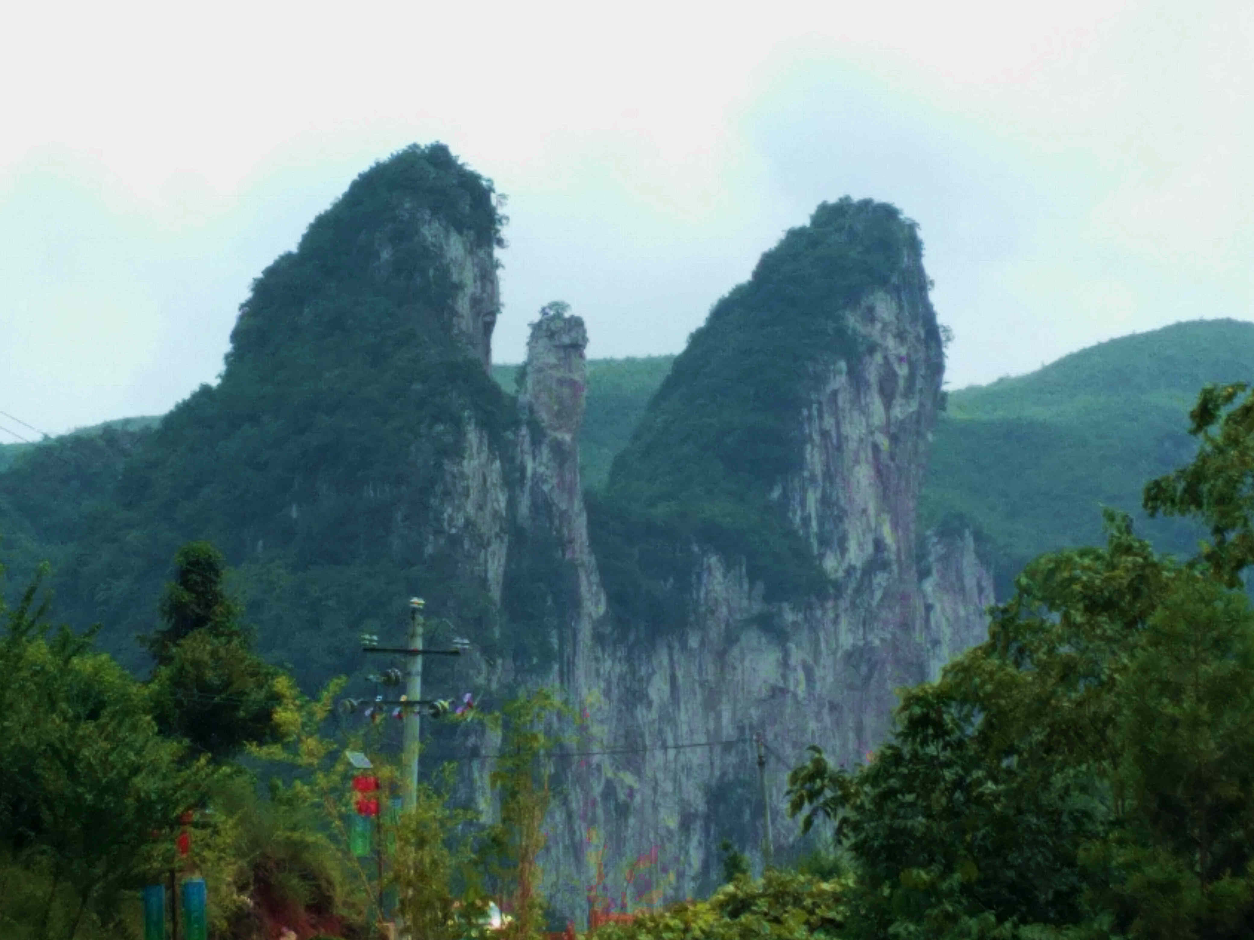 贵州六盘水月照的迎客松,神雕峡,月亮洞,石生