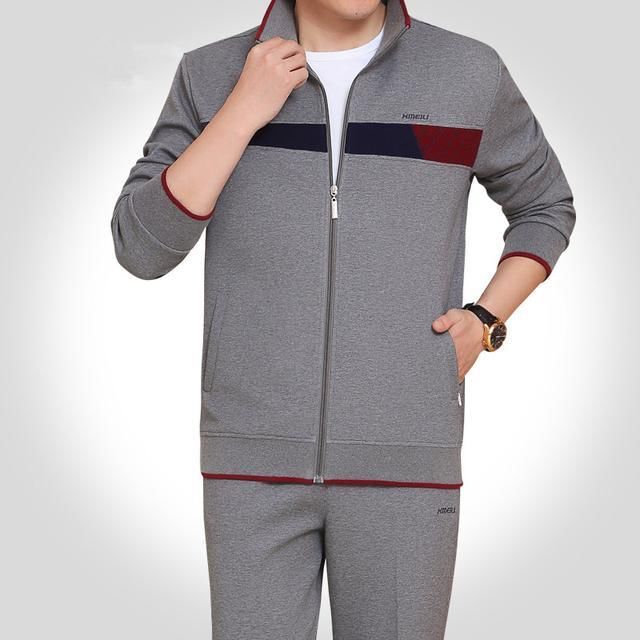 男人过了四十岁穿上休闲的运动服套装,简单随