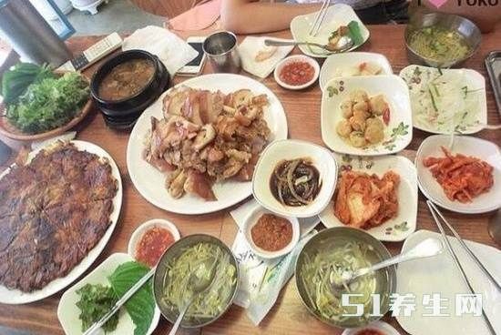 看了韩国人请客吃的菜才知道韩剧都是骗人的,连肉都是奢侈品