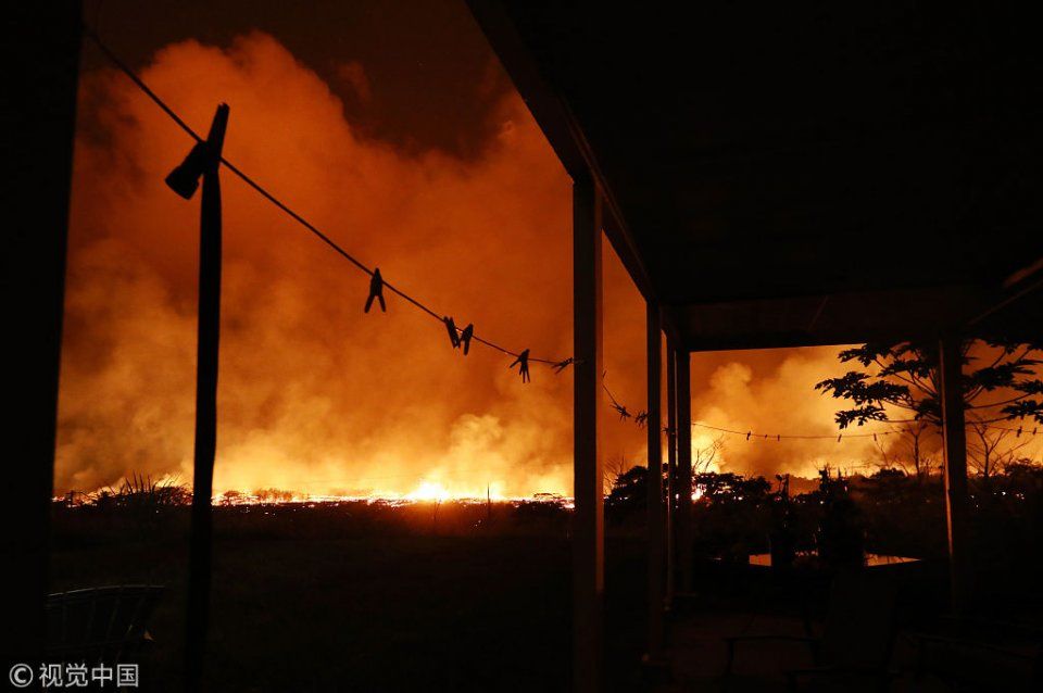 夏威夷火山持续喷发 炽热熔岩喷涌而出