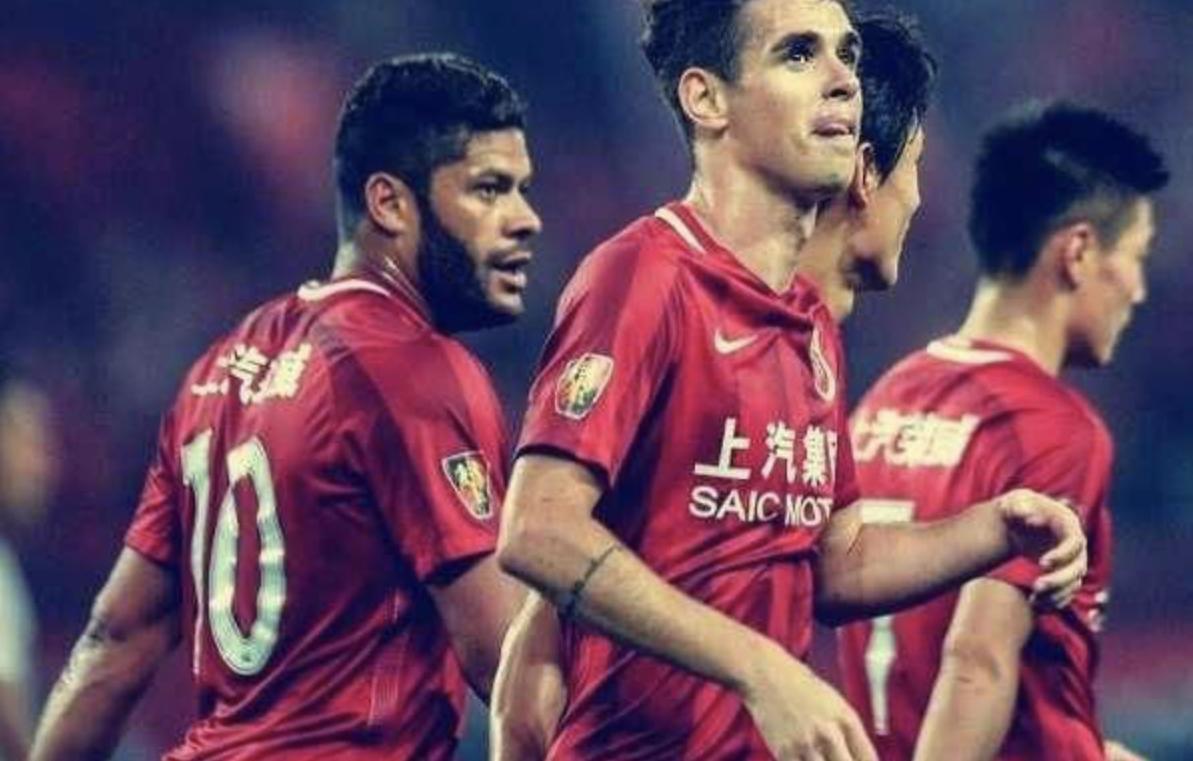 太用心了!上港大巴印全部注册会员名字 迈出中