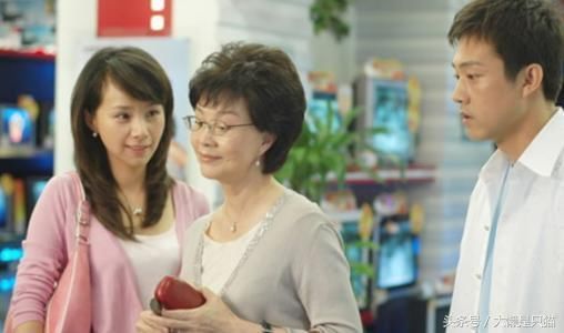 婚后工资全交母亲，老婆生病住院我要回工资卡，查看到余额我哭了