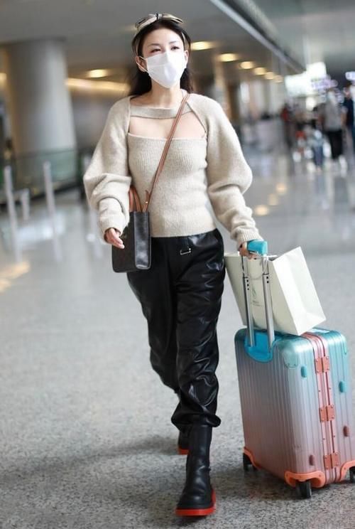 被黄奕美哭了！这么大胆的镂空毛衣都敢穿，性感摩登不失少女感