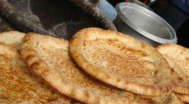 男子靠烤大饼起家,开特色店走上致富路