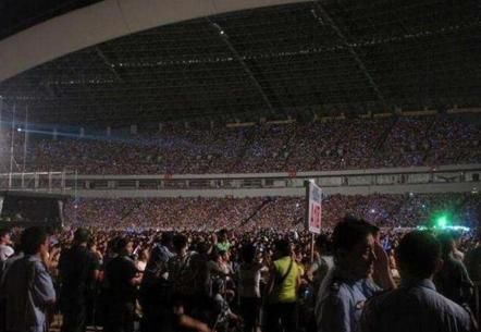 刘德华演唱会13万人海,百年内无法超越,同是巨