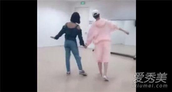 李宇春蔡依林闺蜜步抖音怎么学?李宇春蔡依林