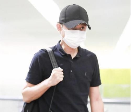 36岁文章现身机场，肩膀宽厚手臂都是肌肉，身材健硕很有男人味