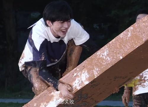 跑男家族玩泥潭游戏,别人都弄一脸泥,蔡徐坤却被吐槽偶像包袱重