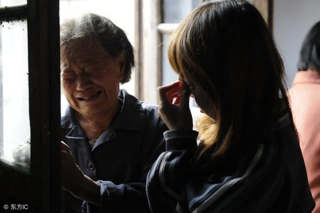 进城陪儿子过年，儿媳给我吃剩菜，深夜听到抽泣声，我决定不走了