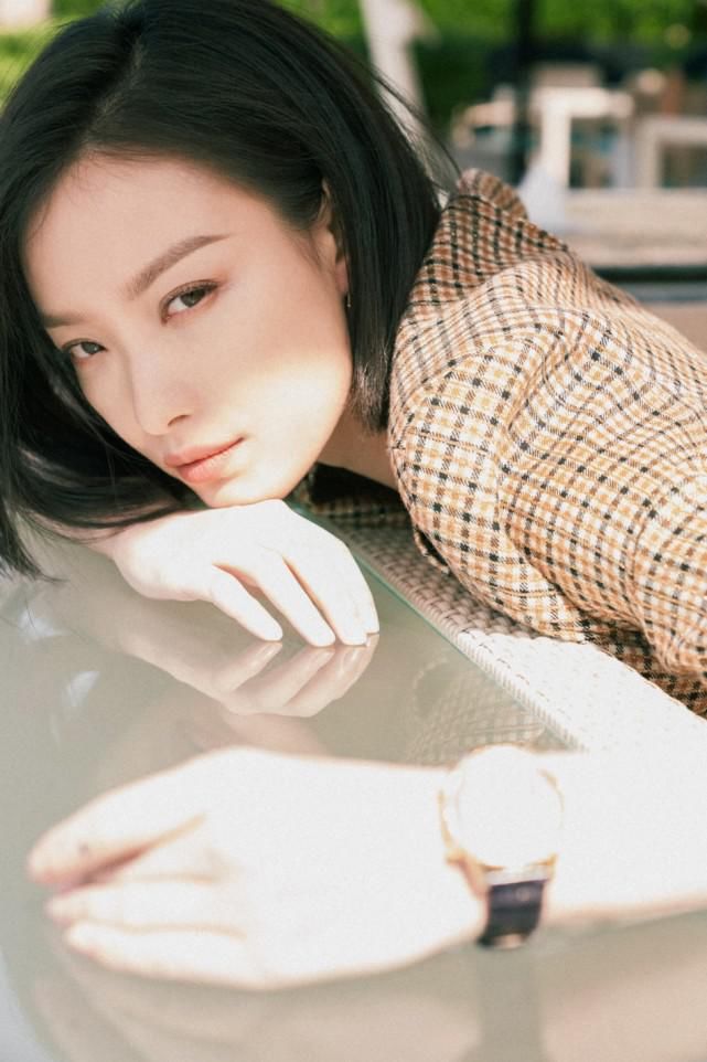 倪妮才刚剪短发就急着转换风格?格纹西装配抹胸亮相,又潮又A
