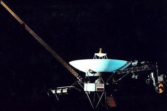宇宙中飞行了40多年的旅行者一号探测器飞出太阳系了吗？