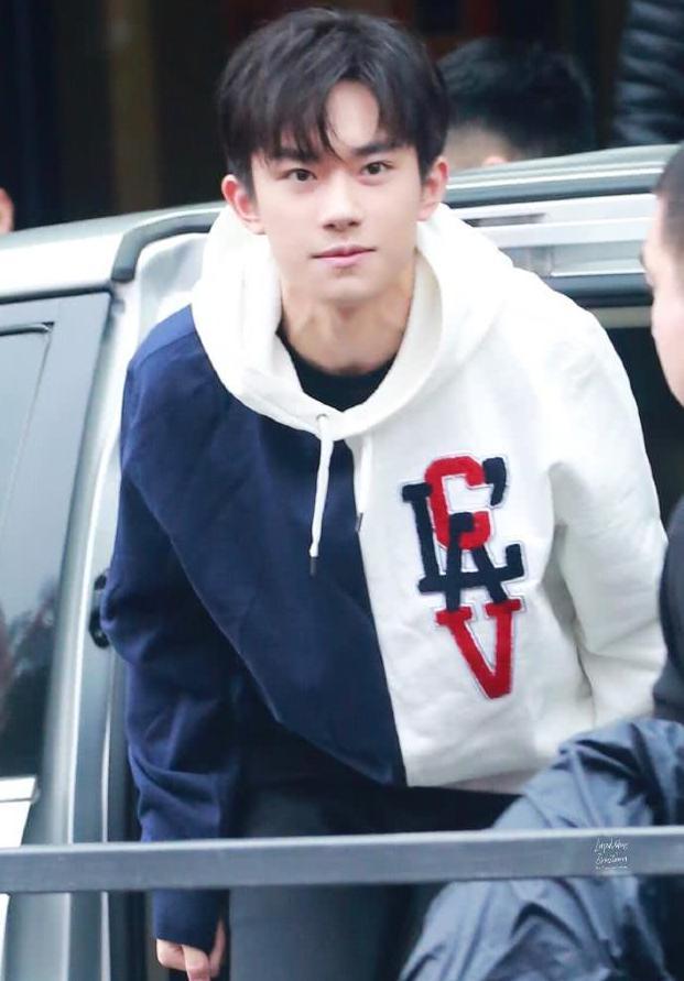 易烊千玺粉丝集体抗议公司:生日会太不公平了