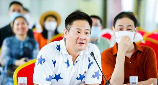 双耳失聪的他曾红过吴京，为娶娇妻抛弃妻女，如今怎样了？