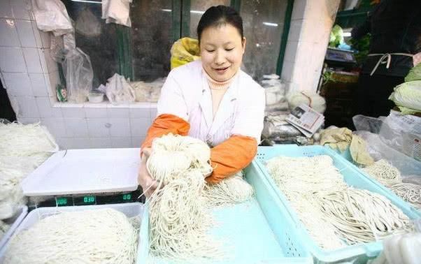 外面卖的面条为啥不会粘一起,原来他们做了这样“手脚”你看过吗