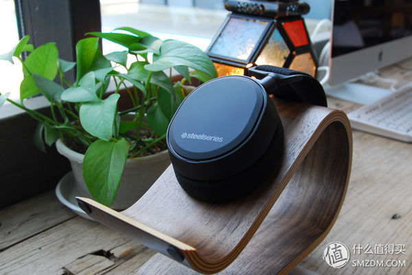 地和队友聊天酣战--赛睿 Arctis Pro 电竞耳机众