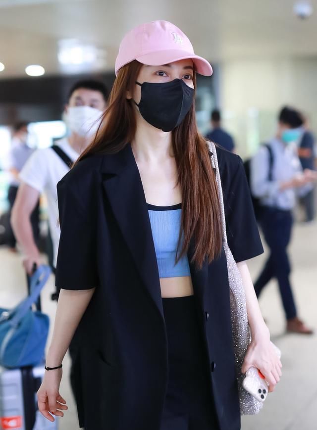 吴昕越来越敢露，露脐上衣显得肚子圆鼓鼓，好在女团腿很加分