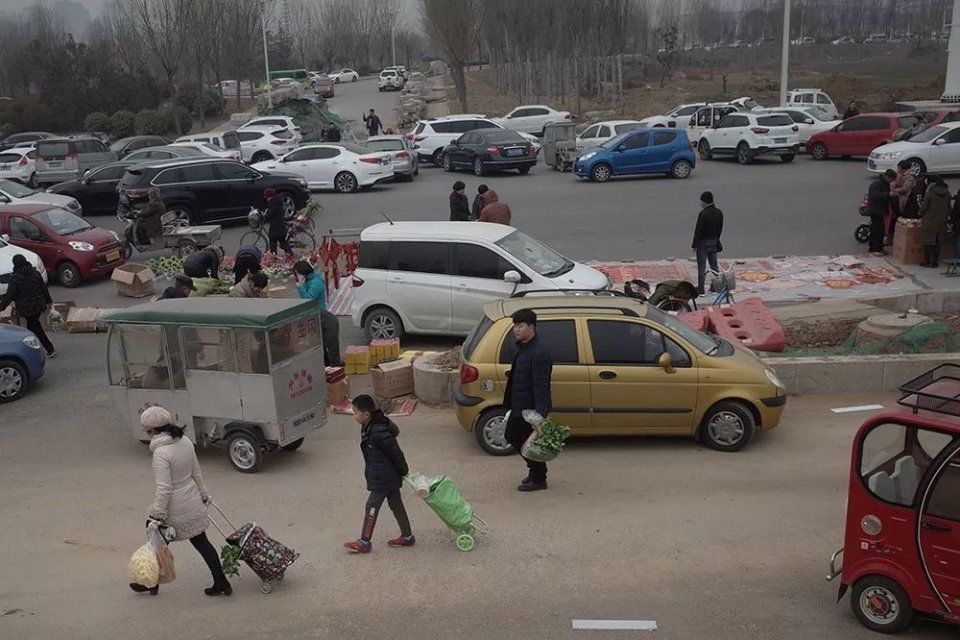 腊月二九 山东临沂万人露天集市:这样赶集才有过年的味!