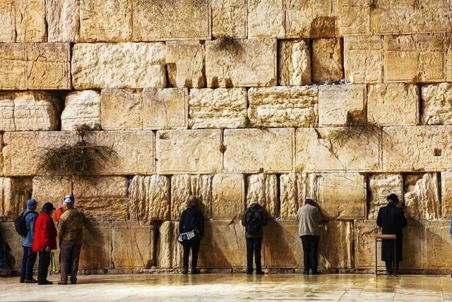 一个女生想去以色列耶路撒冷自由行，你觉得是勇敢还是无知？