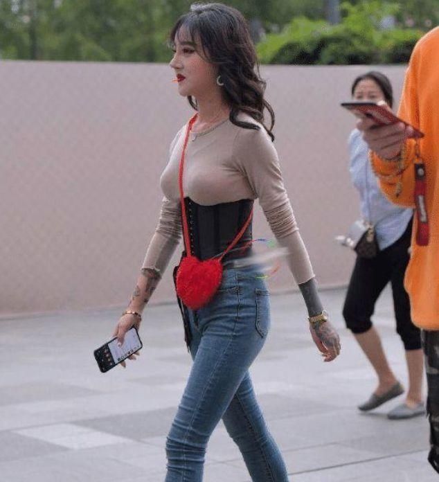 街拍美女:大家快来劝劝这个小姐姐吧,好身材不是勒出来的! dafa888手机版下载