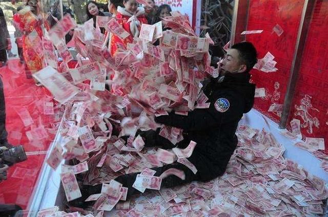 公司多发30万年终奖,强制让员工退还!网友的回复各个都是亮点!