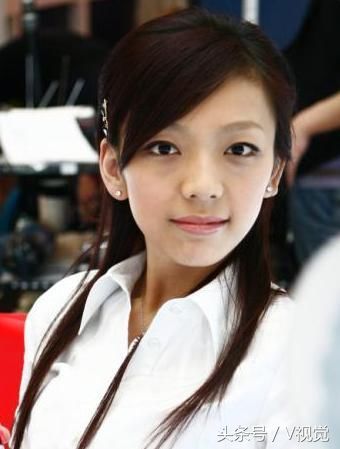 张亚飞妈妈是花鼓戏演员 她自幼爱唱歌,出演 奉